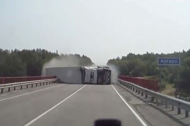 'Давай взад': які слова рятують від перекинутої вантажівки. Відео події