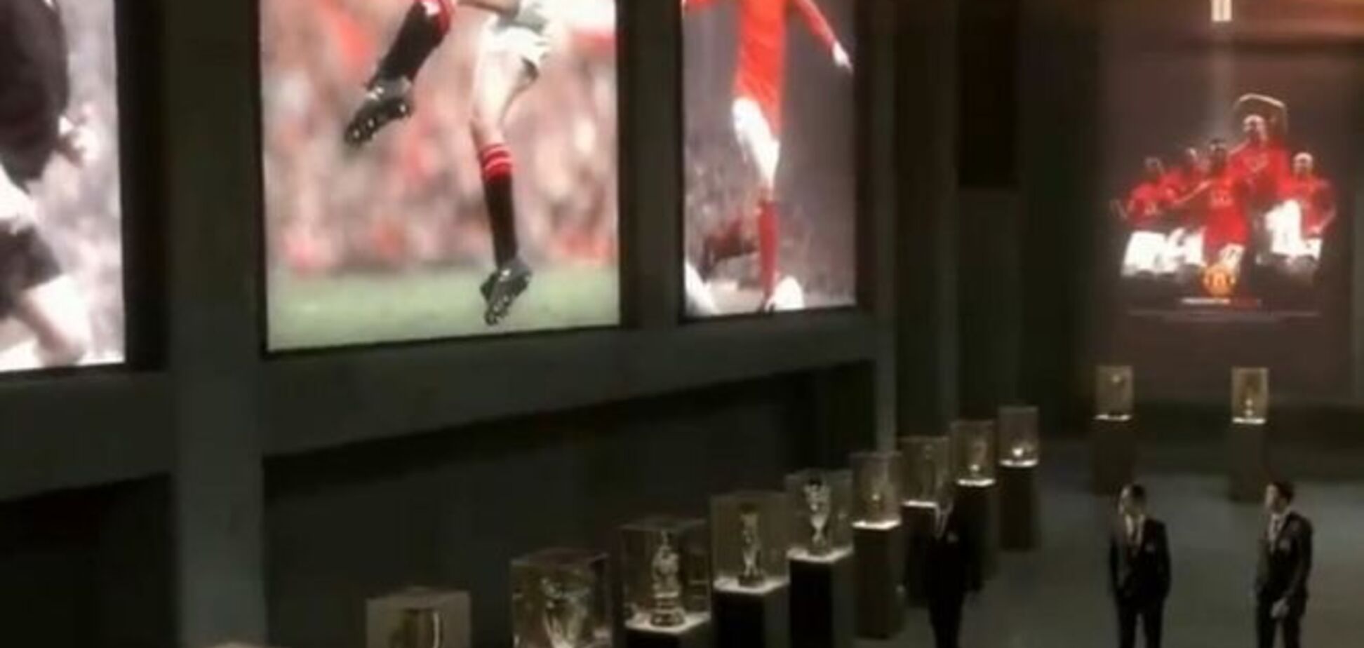 Суперзвезды 'Манчестер Юнайтед' снялись в странной рекламе бутылки