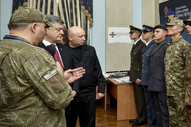 Порошенко показали новую форму украинских военных: фоторепортаж