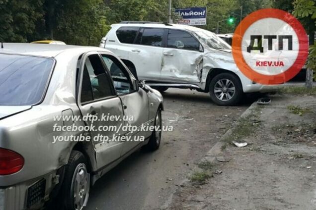 В Киеве Mercedes протаранил внедорожник с женщиной-водителем