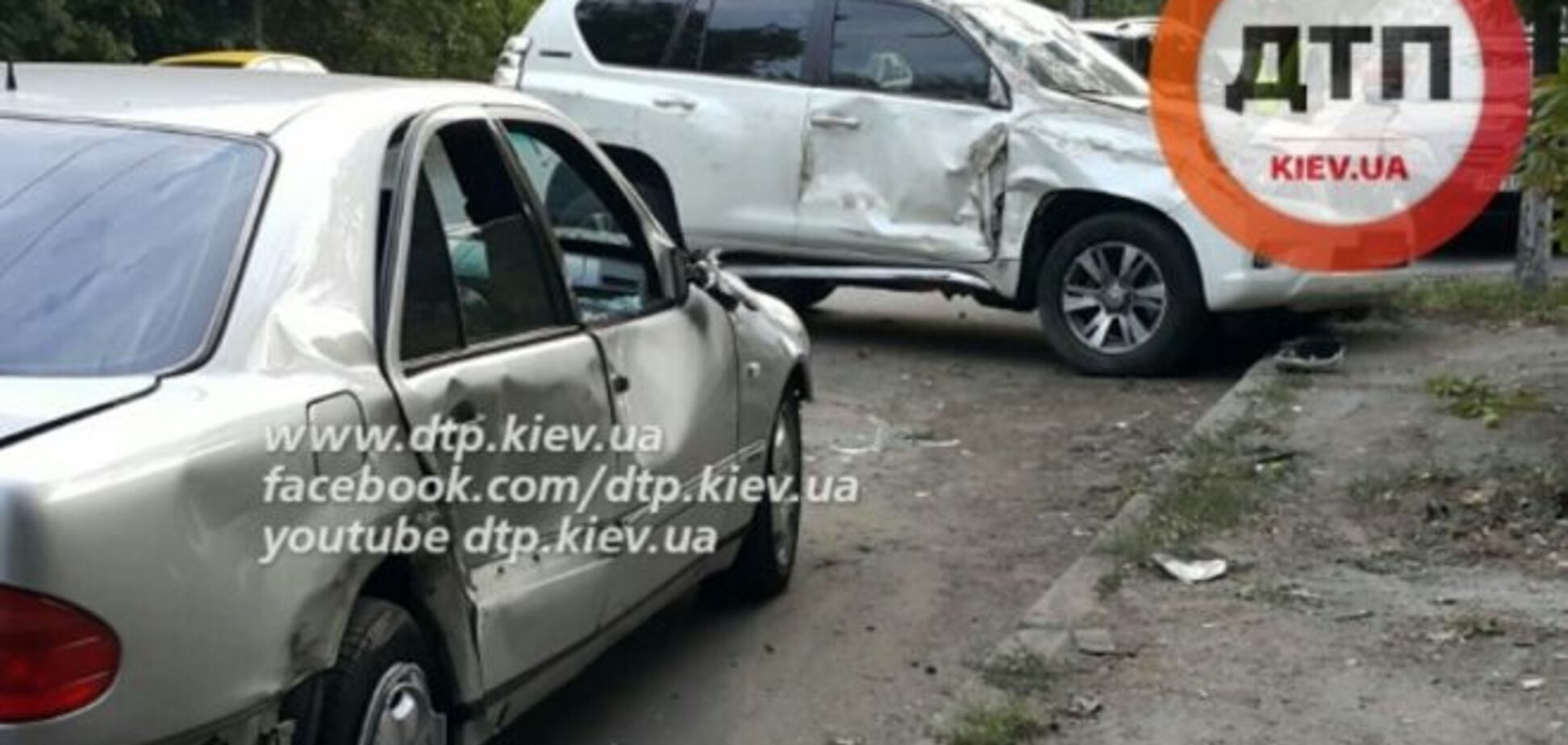 В Киеве Mercedes протаранил внедорожник с женщиной-водителем
