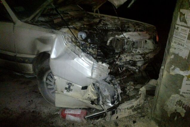 В Киеве автомобиль врезался в столб и загорелся