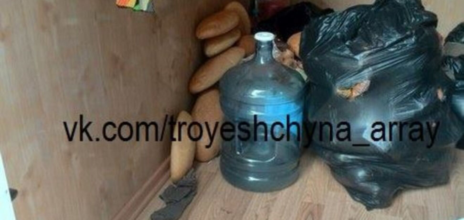 В киевском киоске заметили буханки хлеба на полу: фотофакт