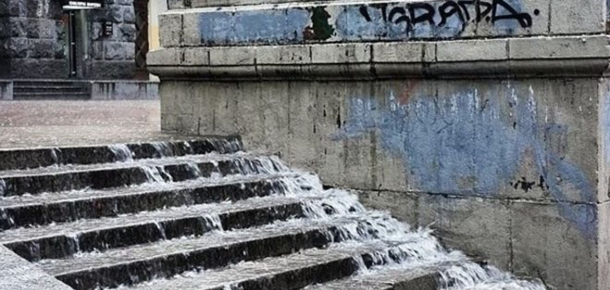 На Крещатике ливень превратил подземку в 'водопад': фотофакт