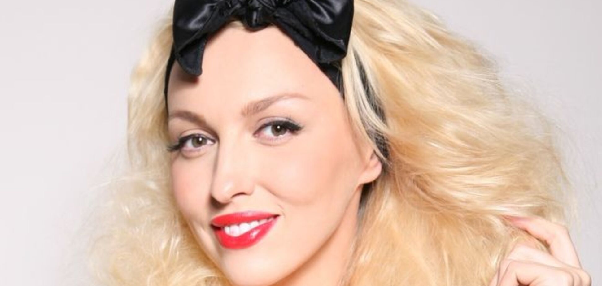 Суперблондинка Оля Полякова поразила оперным голосом