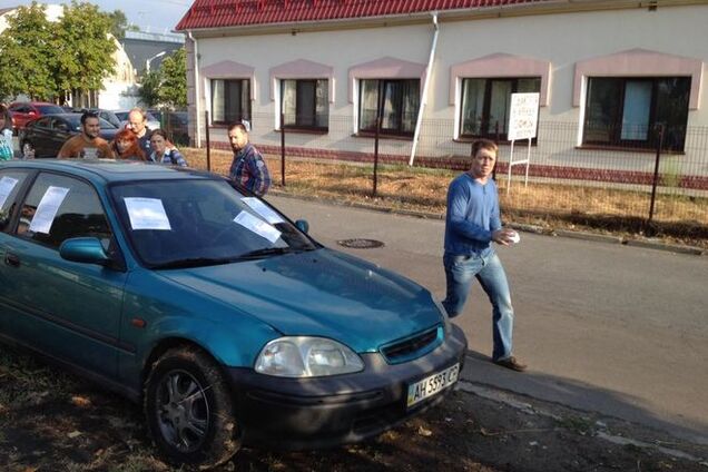 В Киеве проучили автохама, который припарковался на зеленой зоне