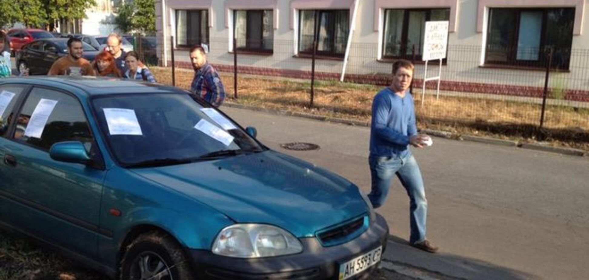 В Киеве проучили автохама, который припарковался на зеленой зоне