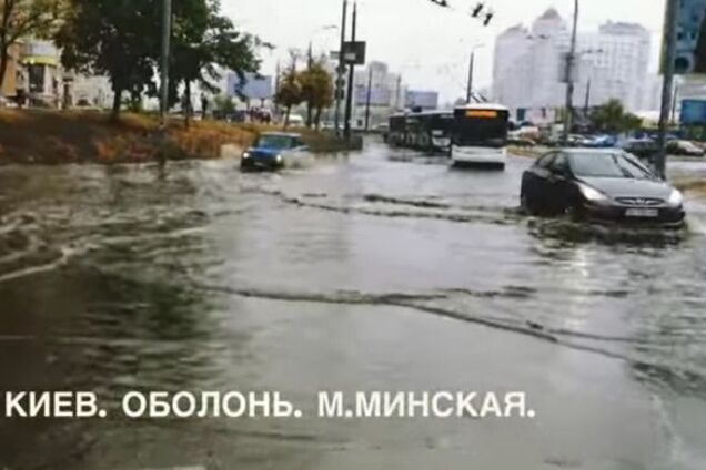 В Киеве ливень затопил улицу, остановился транспорт: видеофакт