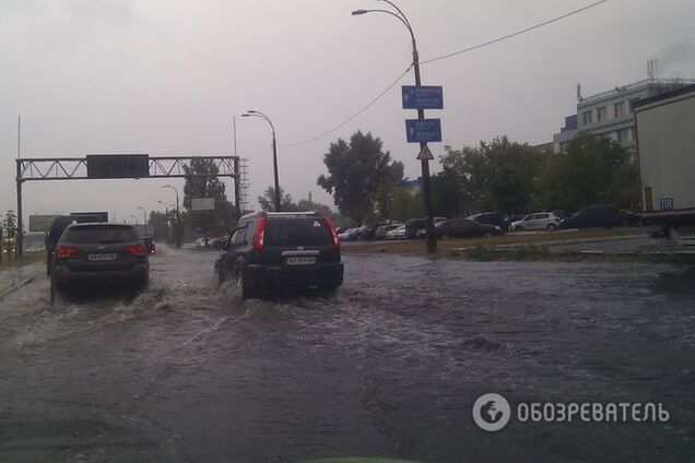 В Киеве ливень парализовал движение 25 трамвайных и троллейбусных маршрутов