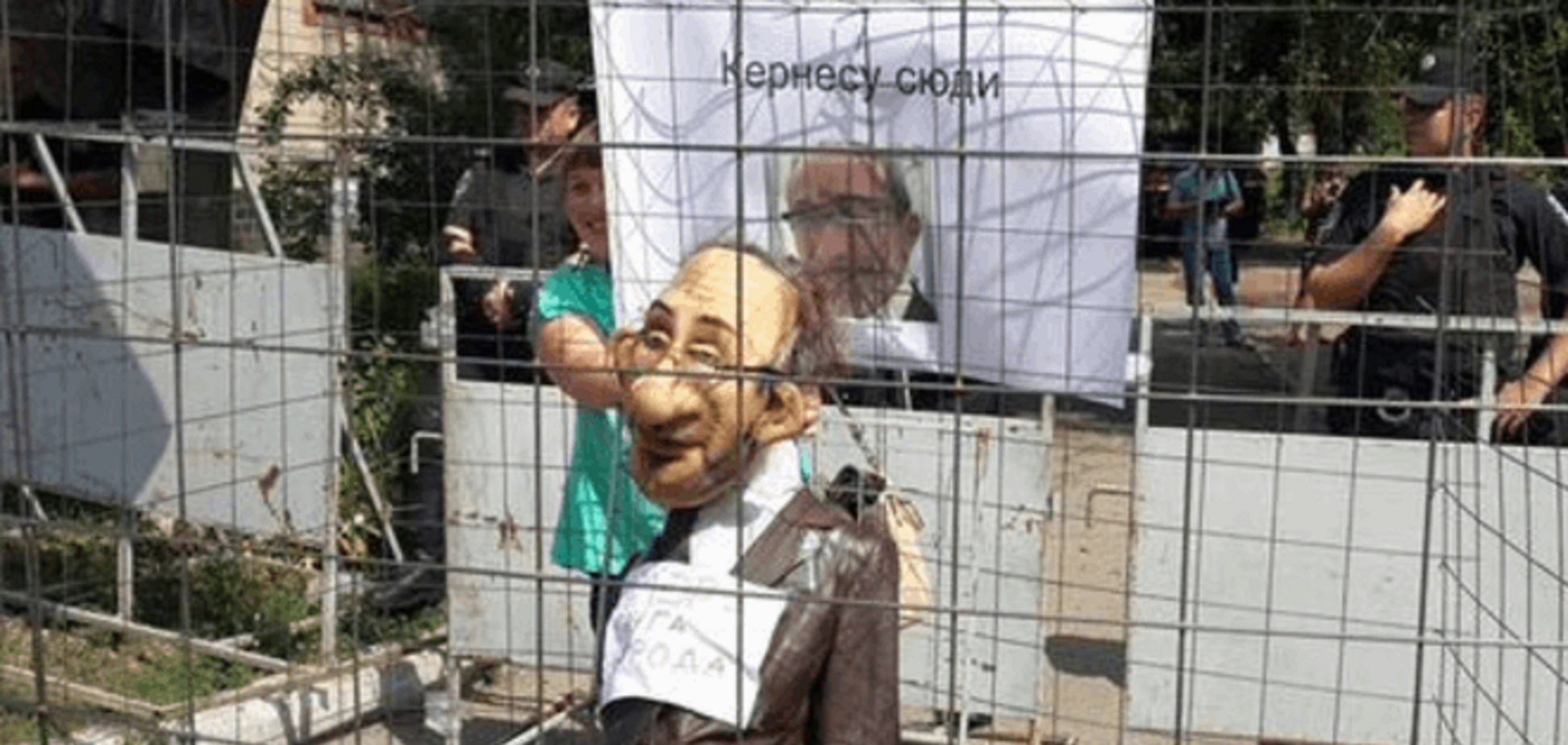 Скандальный суд: в Полтаве чучело Кернеса посадили в клетку – фотофакт