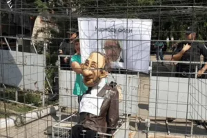 Активисты в Полтаве посадили в клетку чучело Кернеса