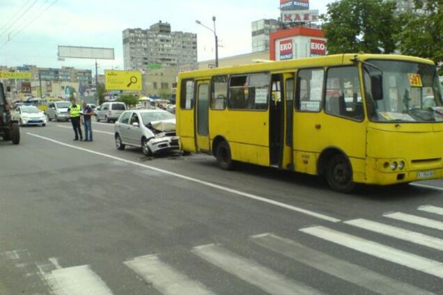 В Киеве пьяный водитель протаранил маршрутку: опубликованы фото