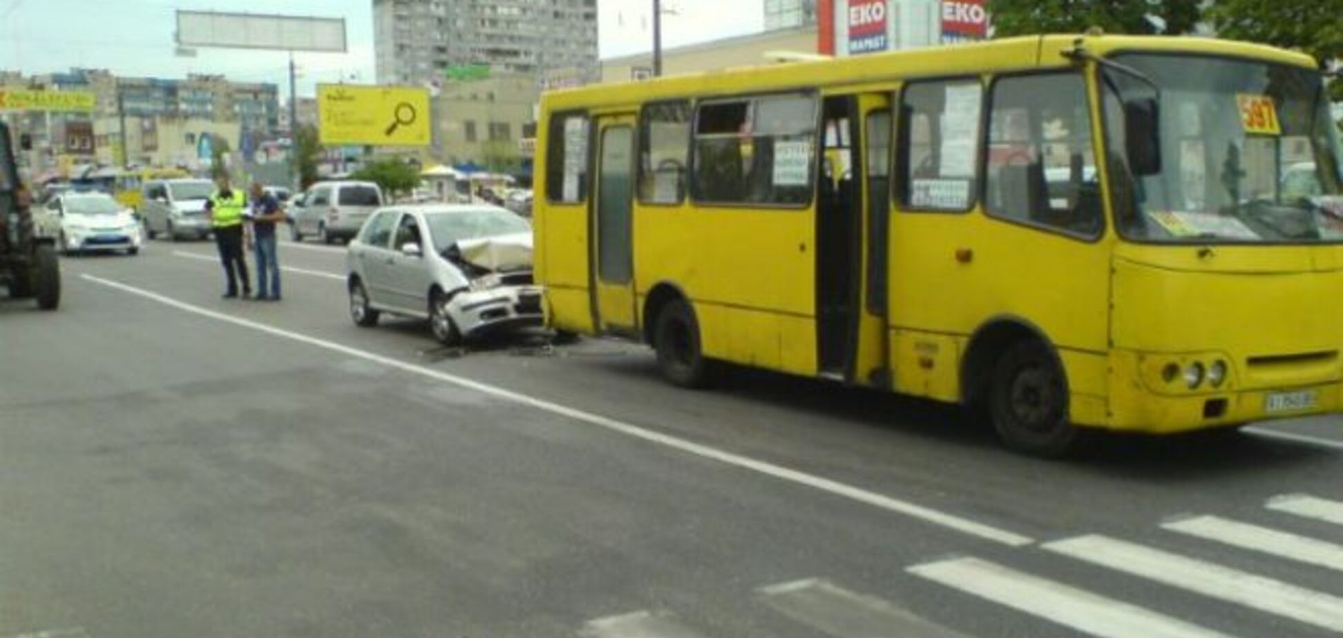 В Киеве пьяный водитель протаранил маршрутку: опубликованы фото