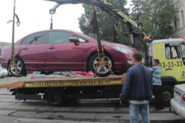 В Киеве полицейские эвакуировали автомобиль автохама