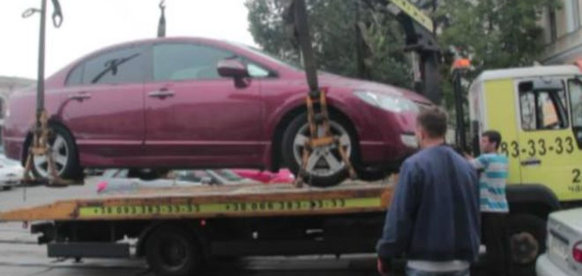 В Киеве полицейские эвакуировали автомобиль автохама