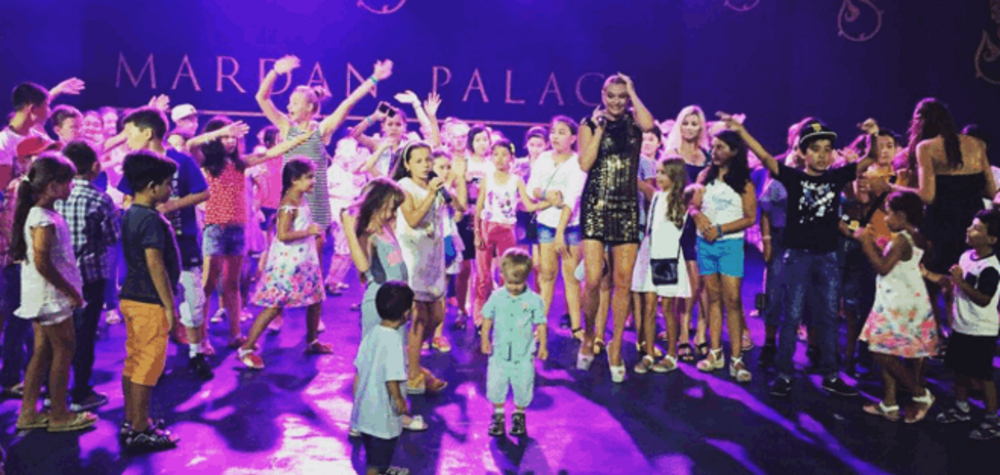 39-летняя Волочкова 'закосила' под детскую певицу: видеофакт