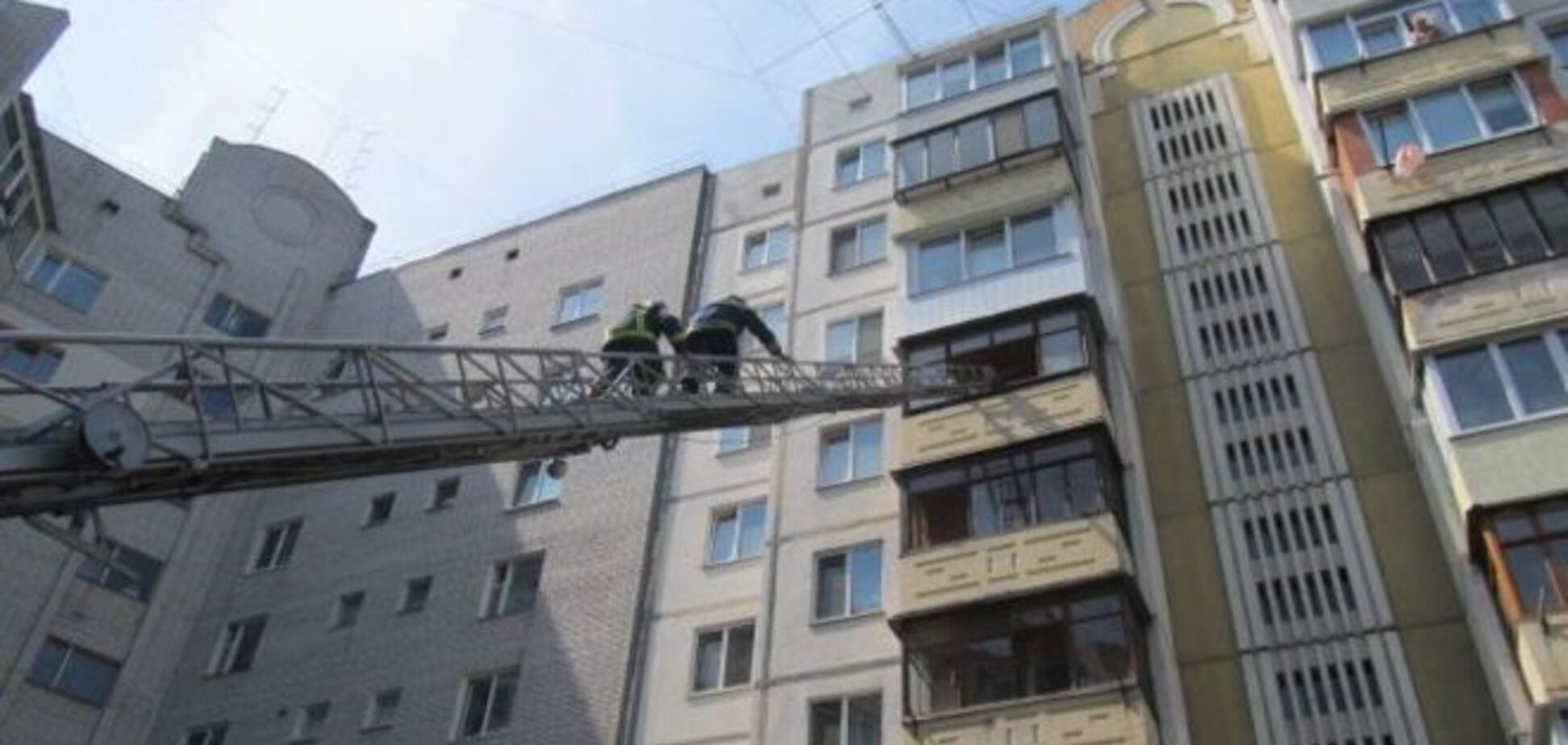 На Киевщине спасли мальчика, который едва не упал с шестого этажа