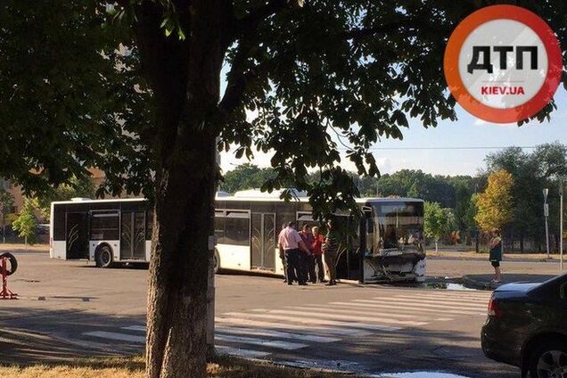 У Києві автобус із пасажирами потрапив у провалля: фотофакт
