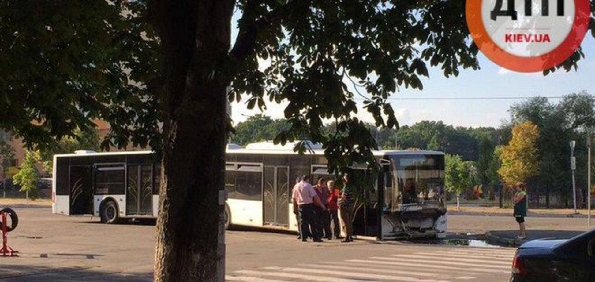 В Киеве автобус с пассажирами угодил в провал: фотофакт