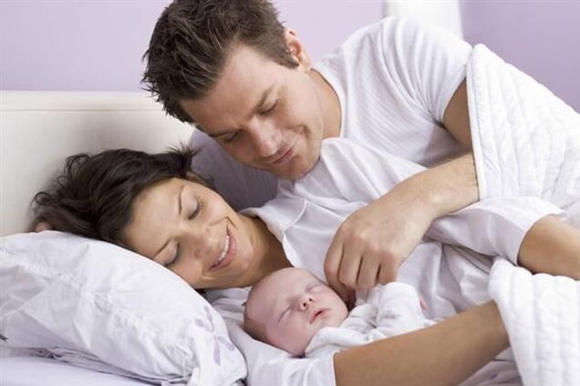 Ученые выяснили, что после рождения ребенка мужчина смотрит на роль женщины в семье иначе