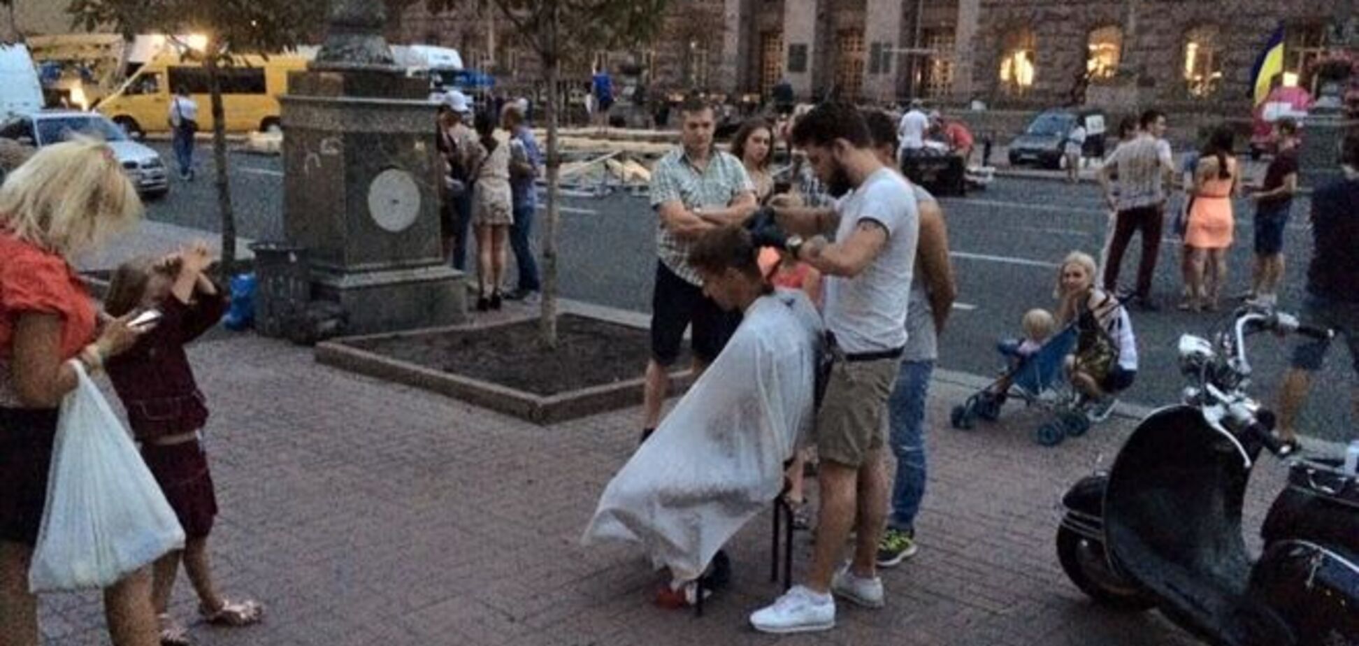 В Киеве парикмахер вышел на Крещатик стричь бездомных