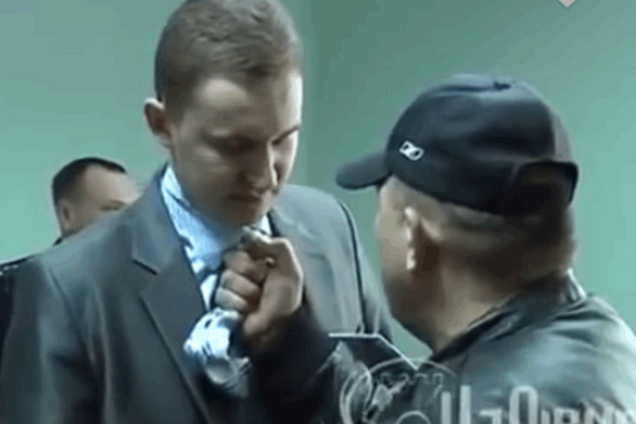 Прокурор, якого тягав за краватку Сашко Білий, попався на хабарі: фотофакт
