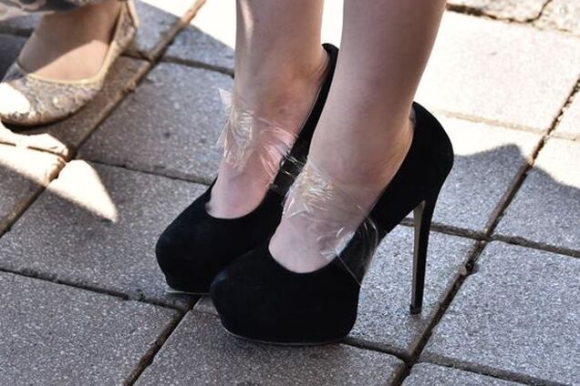 В Астані, на запуску автобуса з Wi-FI, дівчину скотчем прив'язали до туфель