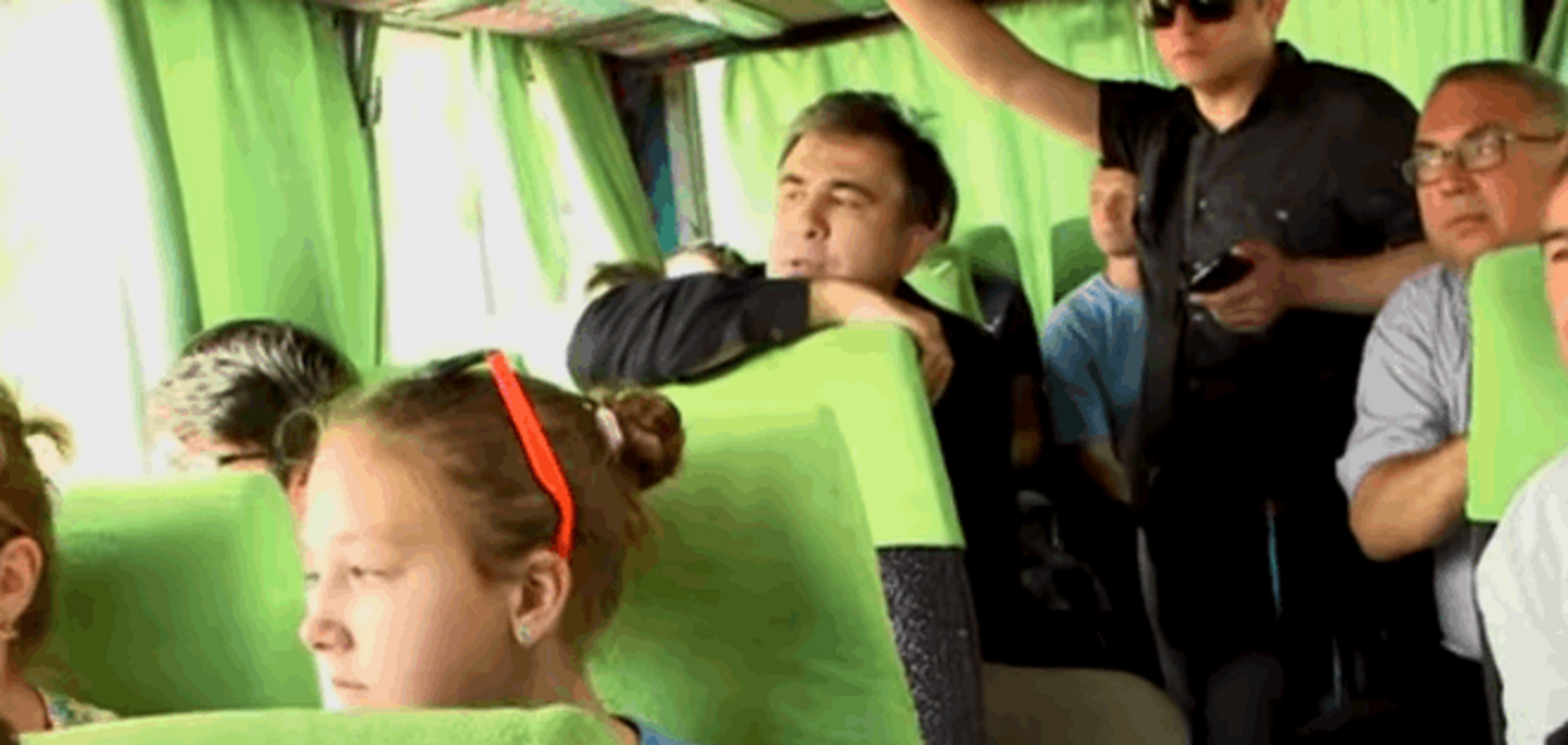 Саакашвили организовал себе рабочую экскурсию на маршрутке в село под Одессой: опубликовано видео