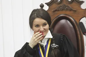 Судья Оксана Царевич. С нее сняли неприкосновенность, но под стражу так и не взяли. От работы отсранили всего на 2 месяца.