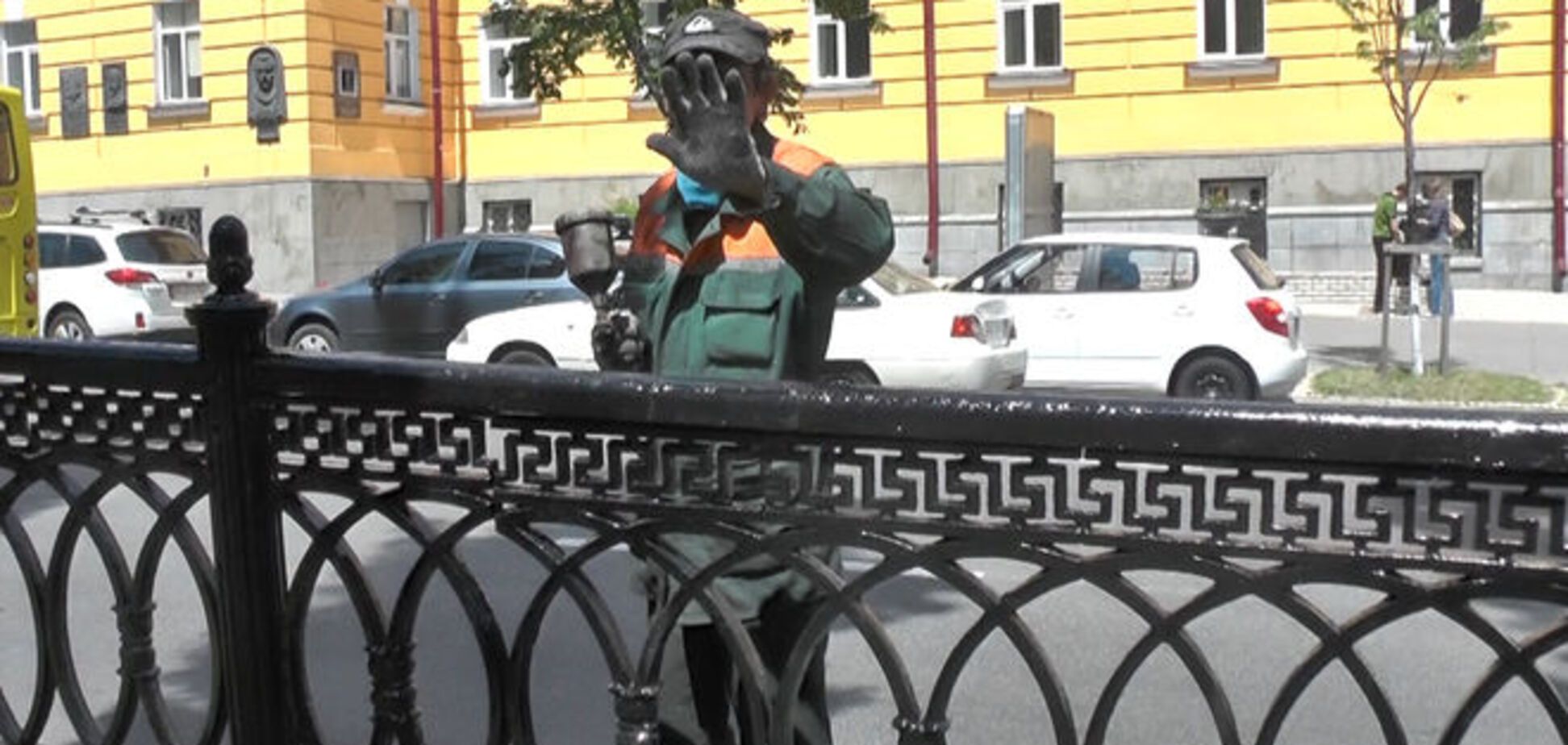 Рабочие объяснили, почему перекрашивают желто-синие заборы в Киеве в черный цвет