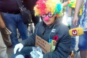 Участник флэшмоба под зданием суда, где слушалось дело Кернеса