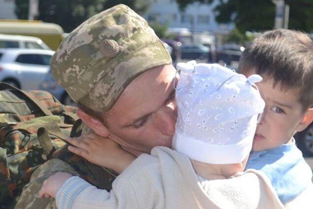 Цветы, улыбки и объятия: как во Львове встречали бойцов АТО – фоторепортаж дня
