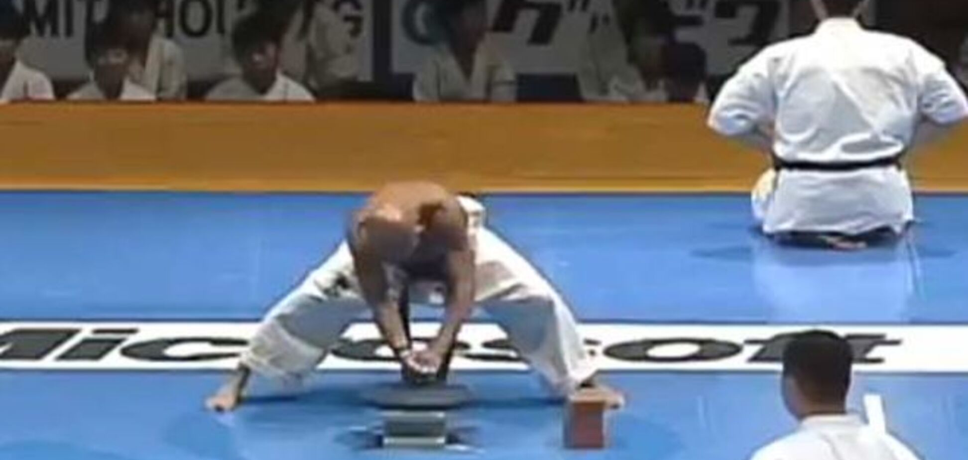 70-річний 'пенсіонер' вразив своїми трюками в карате