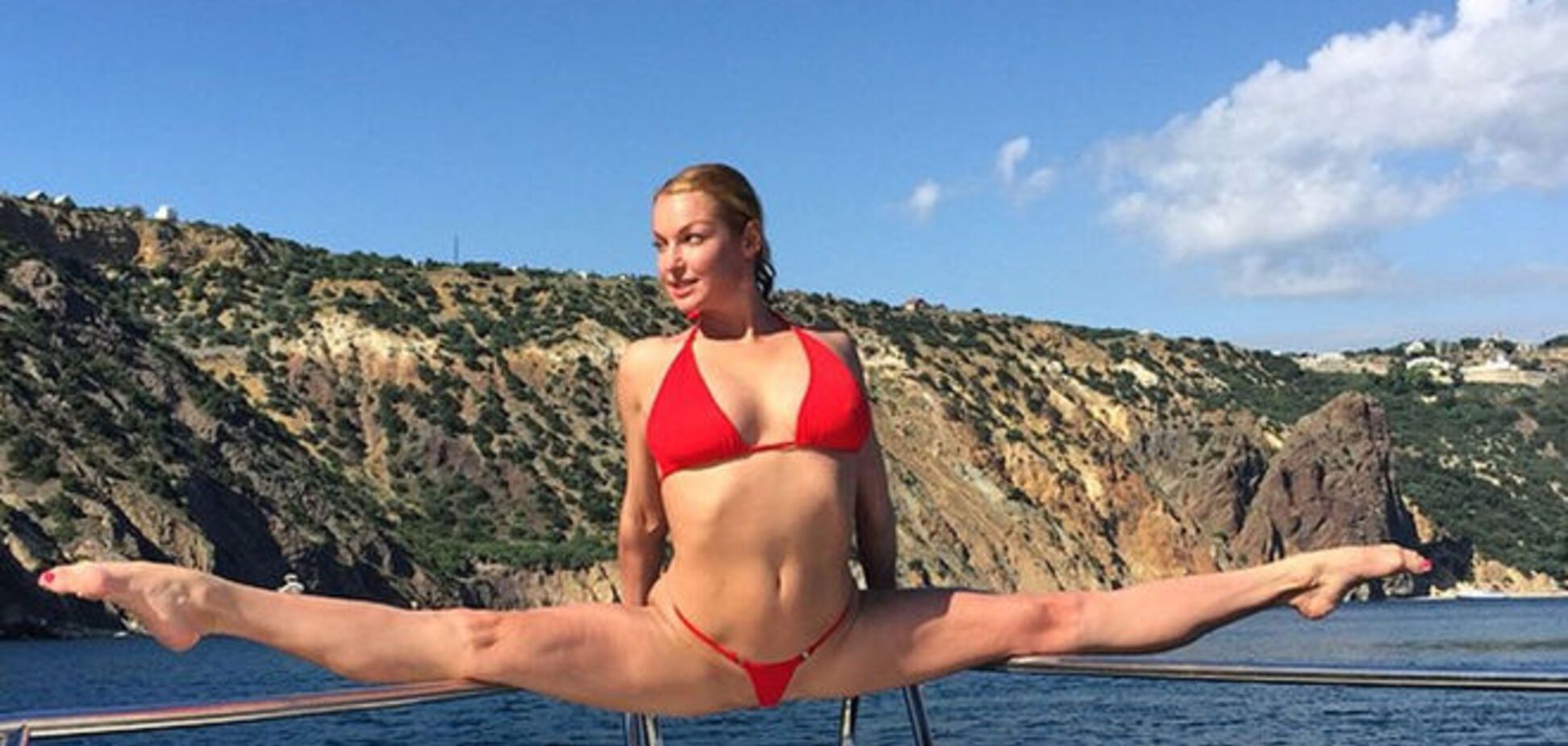 Волочкова села на шпагат в Крыму в слишком узких красных бикини: соцсети в шоке