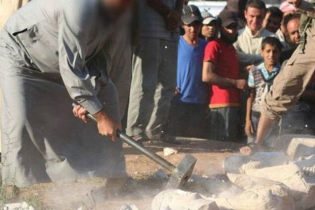 Боевики ИГИЛ кувалдами разрушили древние статуи Пальмиры: фотофакт