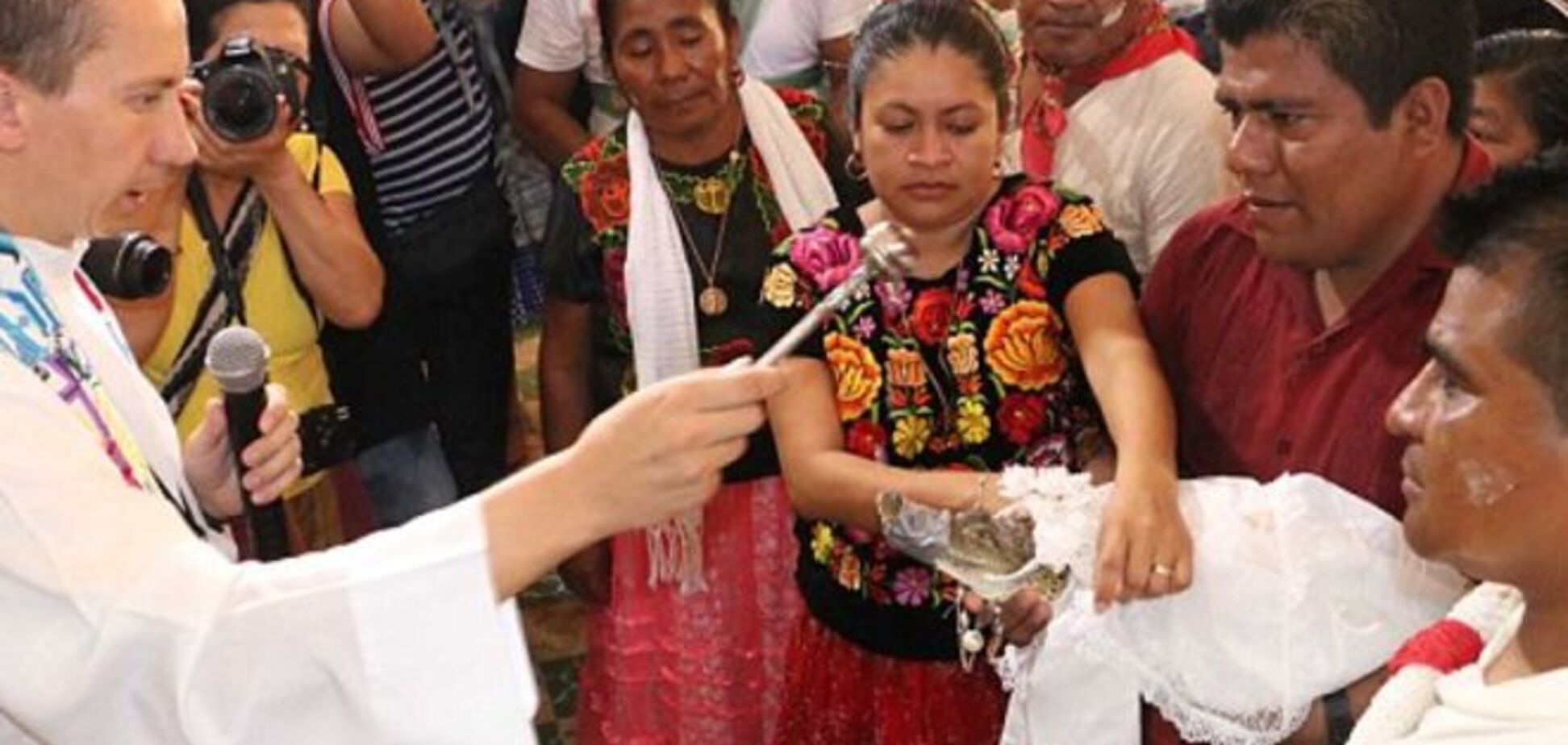 В Мексике мэр города взял замуж крокодила. Фото- и видеофакт