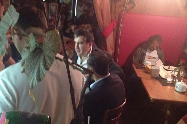 Пообещал - сделал: Саакашвили поужинал во взорванном кафе Одессы