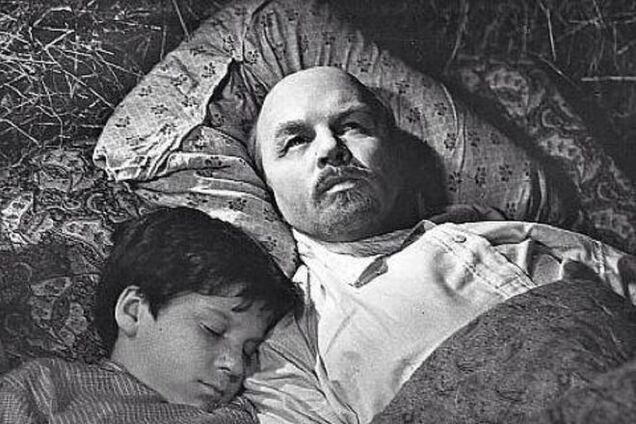 Пионер всегда готов: Чуркину припомнили постельную сцену с Лениным. Фотофакт