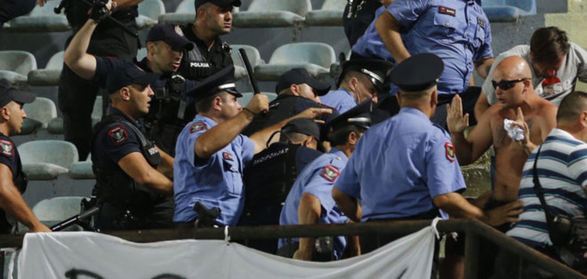 Дикие болельщики камнями сорвали матч Лиги Европы