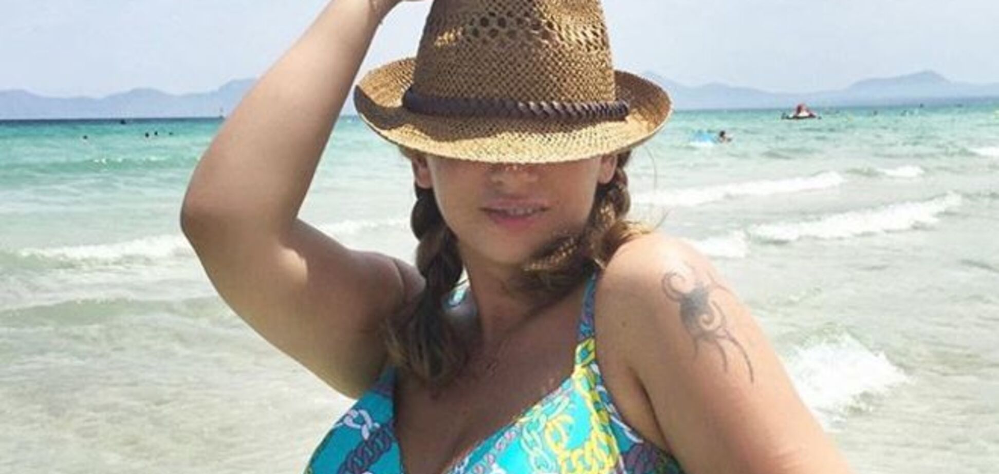 Анфиса Чехова показала пышные формы в бикини на Майорке