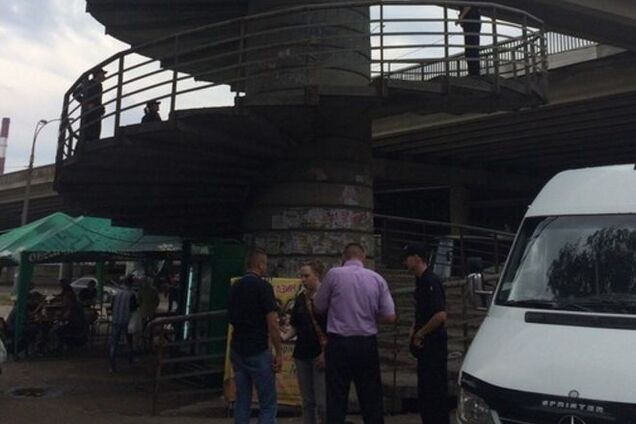 В Киеве возле метро нашли раненую девушку