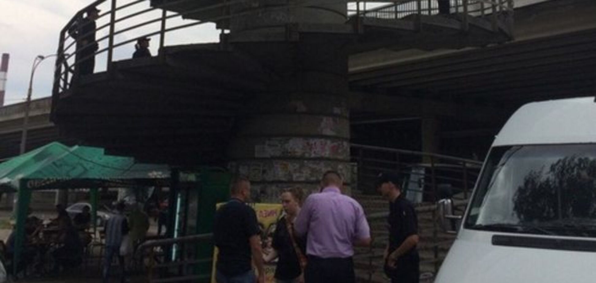 В Киеве возле метро нашли раненую девушку