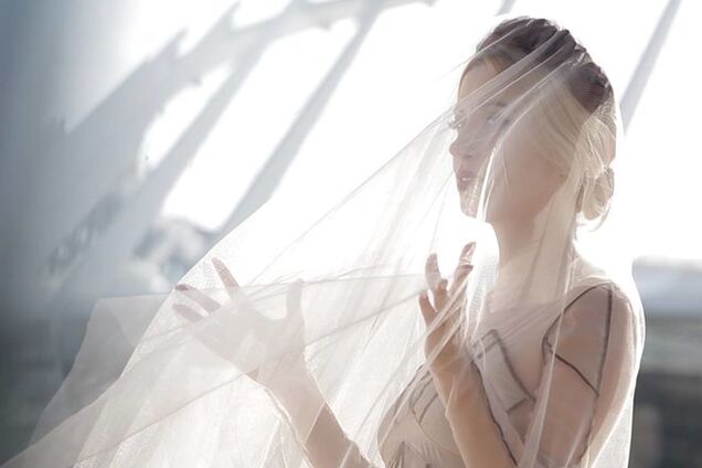 Невеста Тоня Матвиенко остановила поток машин в Киеве