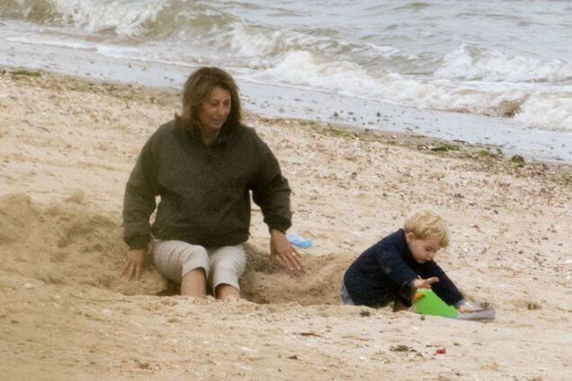 Опубликованы фото с отдыха маленького принца Джорджа с бабушкой