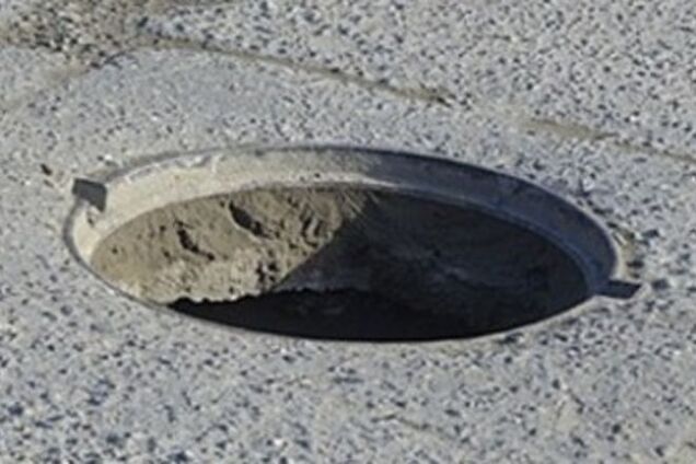 Коммунальные 'ловушки': в Киеве мужчина провалился в открытый люк