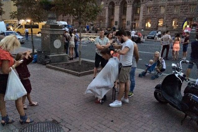 В Киеве бездомным захотелось патриотических стрижек
