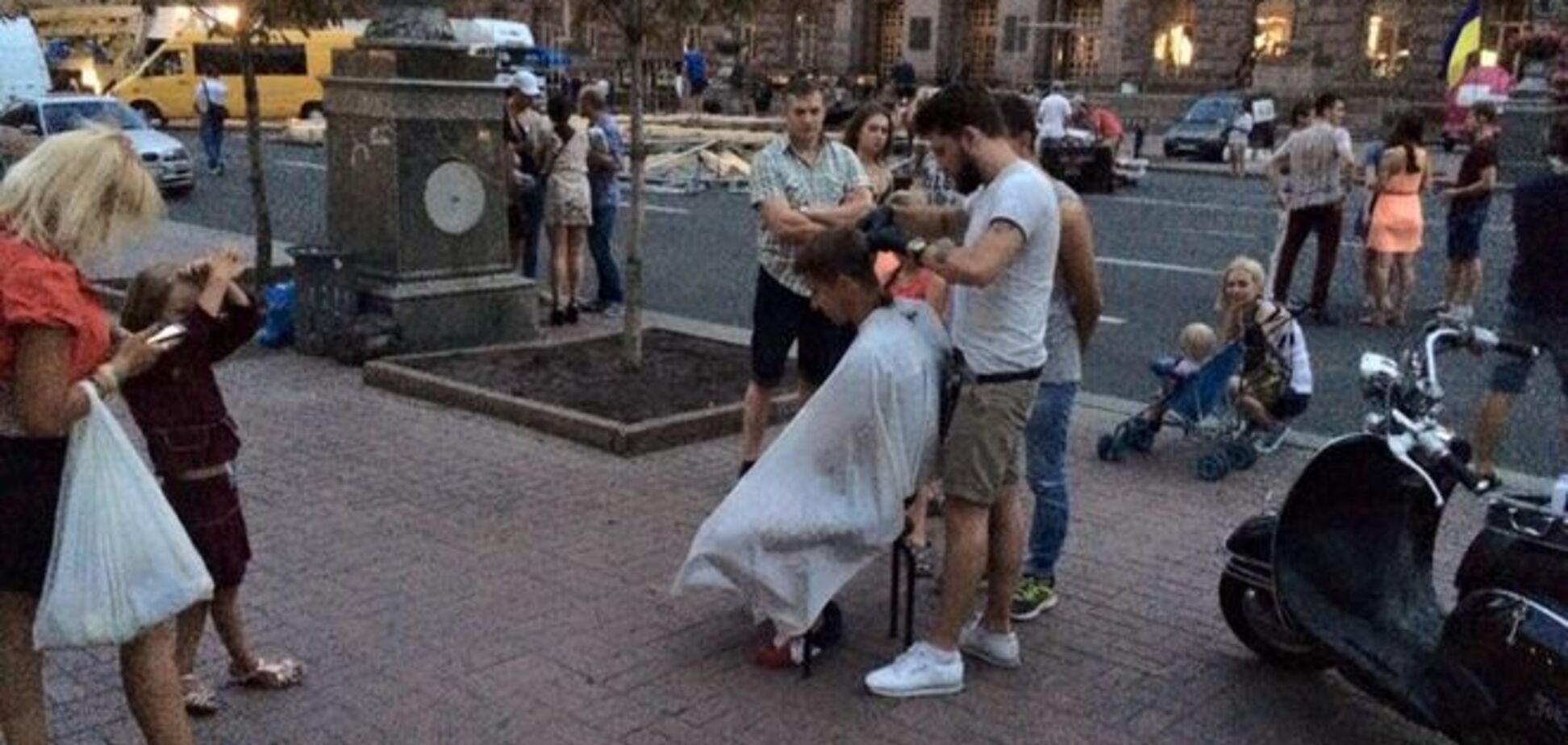 В Киеве бездомным захотелось патриотических стрижек