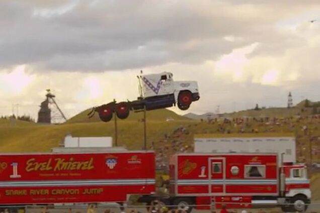 Невероятный прыжок на грузовике взорвал интернет: эффектное видео
