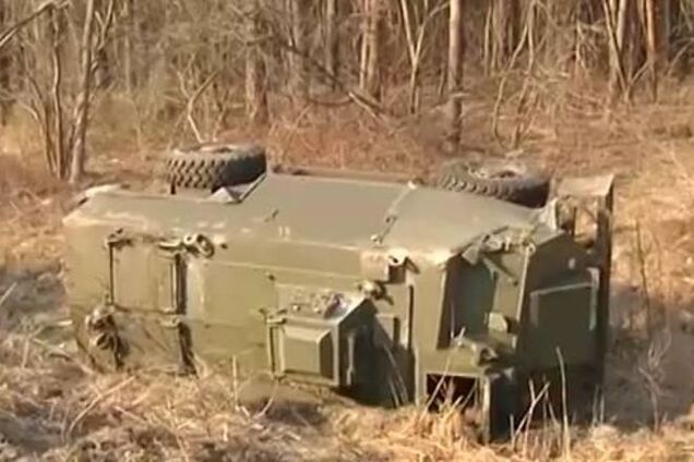 В России бронетранспортер слетел в кювет из-за нарушителя ПДД: фотофакт