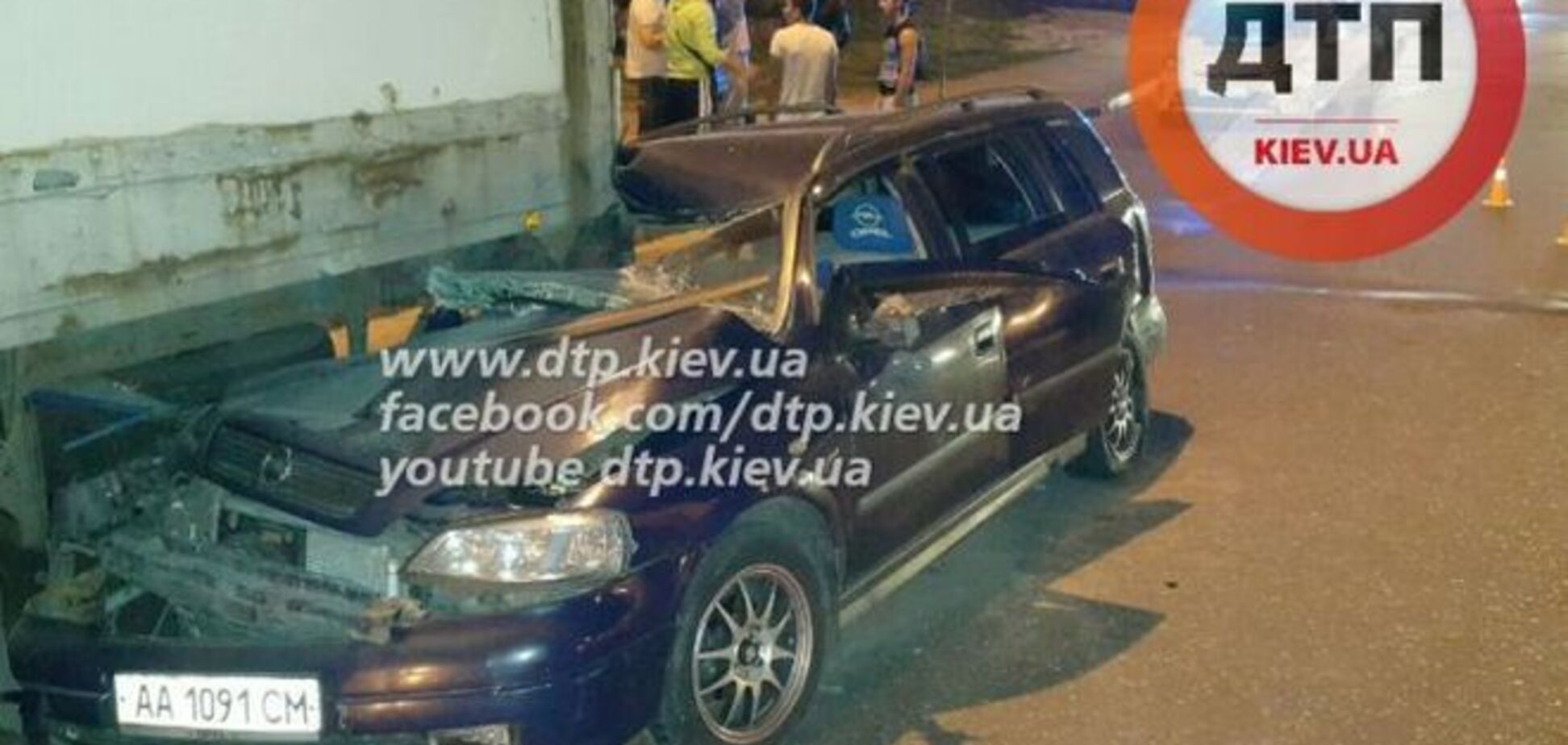 У Києві Opel залетів під фуру: тяжко травмована пасажирка